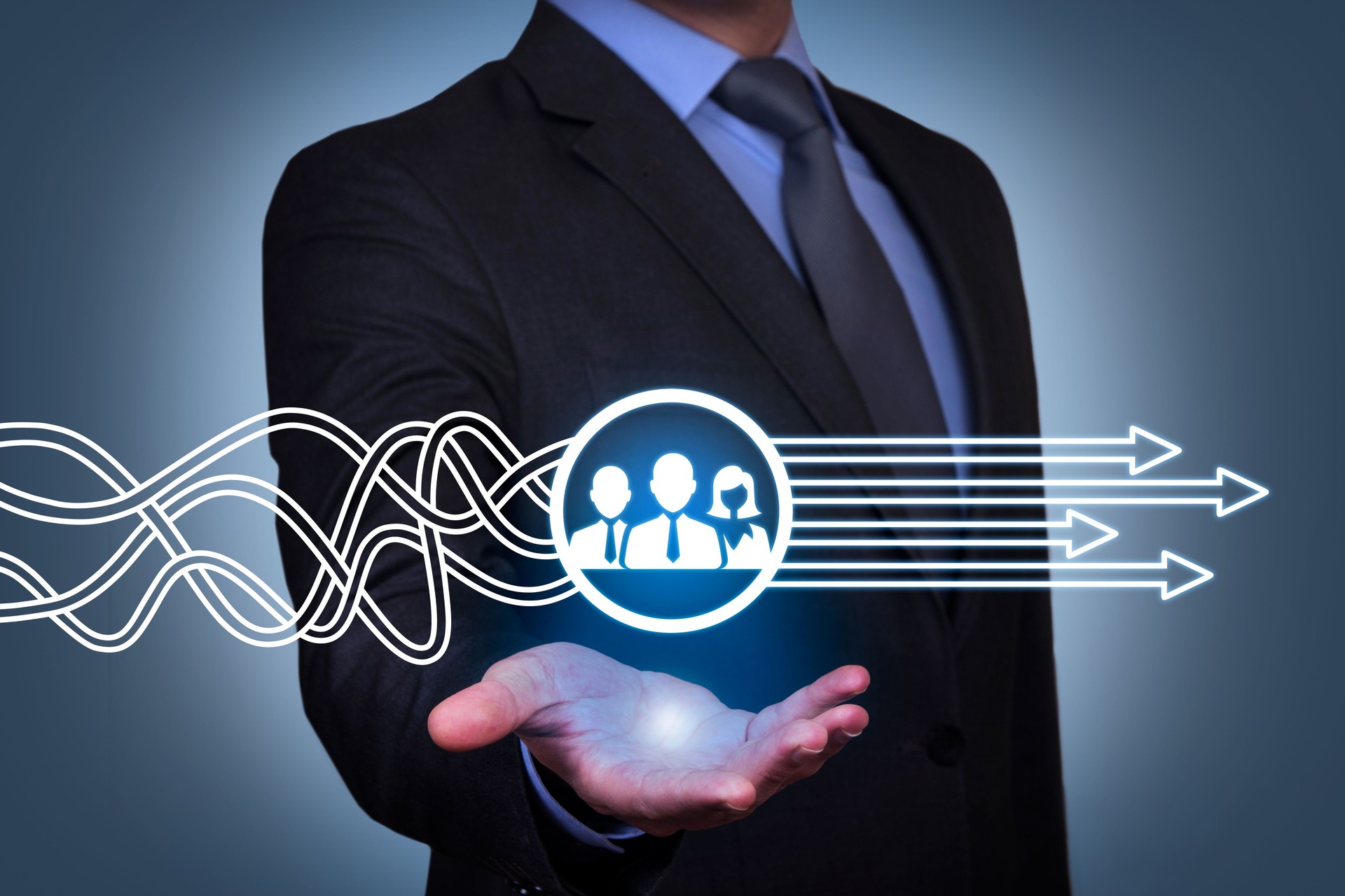 Conceito de solução com trabalho em equipe na tela sensível ao toque